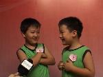 现场采访：双胞胎兄弟耍宝