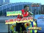 20100808:高鹏罡与主持人现场“歌伴舞”