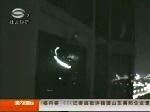 20层高楼冒出浓烟 “蜘蛛侠”高空抢险
