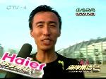 边做俯卧撑  边唱《小燕子》