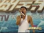 薛海边唱边走秀