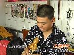 人小志大，打工小伙儿能自编自唱