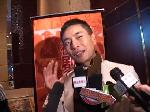 为拍新戏 先与马儿“聊聊天”