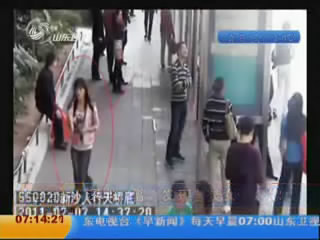 自焚女子录像曝光 茶杯装汽油伪装上车
