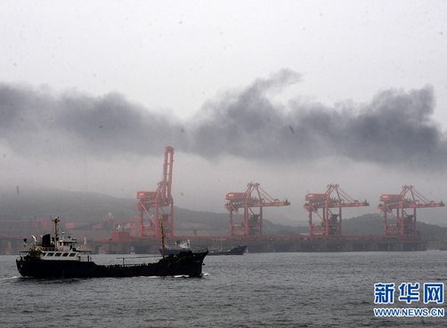 大连油管爆炸：50平方公里海面被污染  清污工作开始