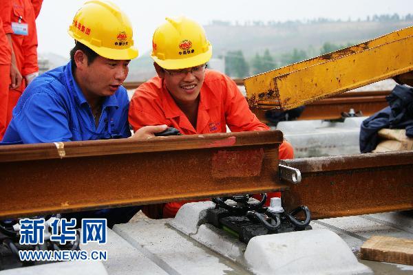 京沪高铁开始铺轨，建成后京沪单程4小时