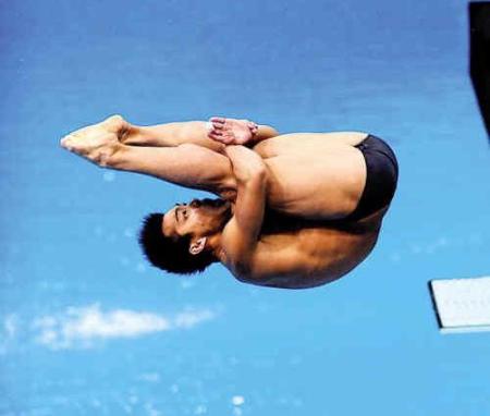 何冲轻松登顶三米板