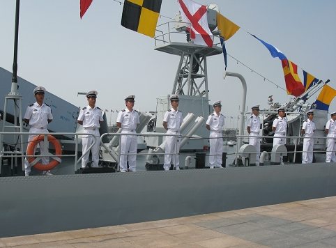 “沧州号”对外开放 游客感受海军发展