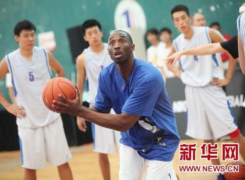 “小飞侠”名副其实　科比五天“飞”五城市