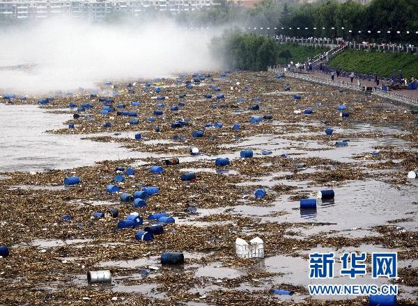 松花江化工原料桶已打捞出5016个  水质未现异常（图为7月28日拍摄）