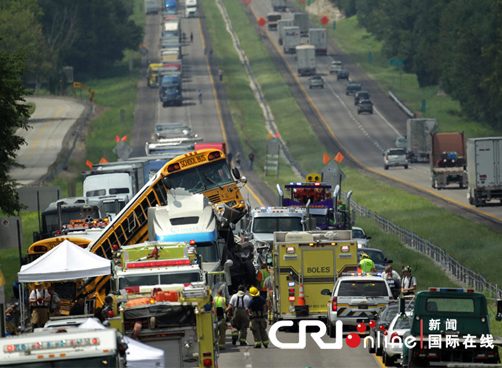 美国校车连环相撞 2死40余人伤