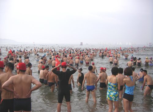 纪念奥帆两周年 万人横渡汇泉湾