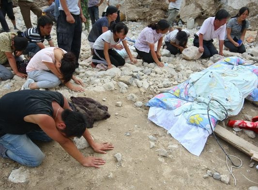 舟曲泥石流已致702人遇难1042人失踪 图：遇难者家属悲痛万分