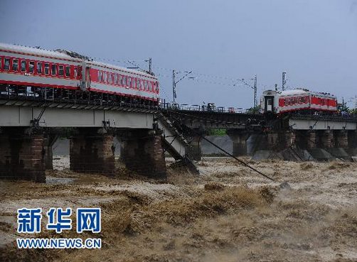 宝成线一铁路桥被冲垮　列车坠河
