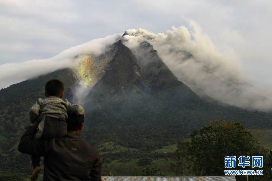 印尼锡纳朋火山400年首次喷发 万人疏散