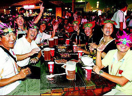 落幕当日狂欢不止 酒香引八方客
