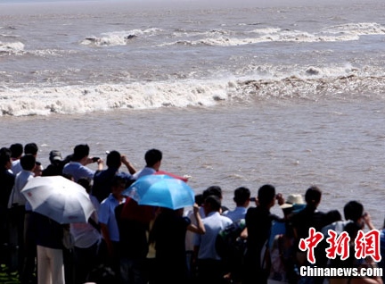 中秋大潮涌 钱塘江畔共听潮
