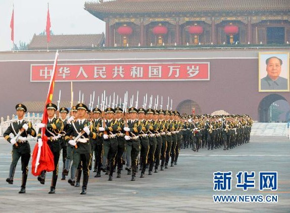 天安门广场举行升旗仪式，庆祝中华人民共和国成立61周年