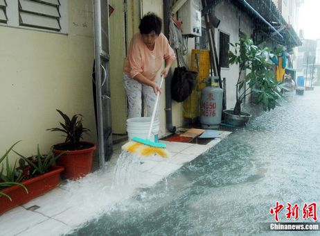台风“鲇鱼”今天中午在福建漳浦登陆 图：台湾宜兰民宅积水
