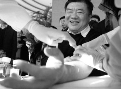 卫生部部长带头献血应对血荒  否认血站利用无偿献血盈利