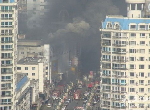 吉林市商厦发生火灾  浓烟遮天