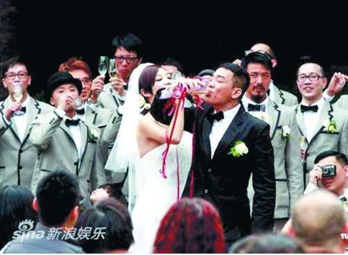 陈小春应采儿香港迪士尼补请喜宴