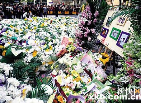 上海火灾后首个周末 市民到安置点看望受灾亲朋