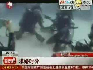 超浪漫！男子水底向女友求婚