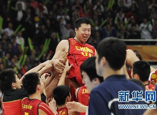“二王”再度发力 中国男篮卫冕成功