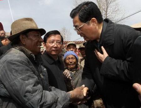 胡锦涛在玉树地震灾区指导抗震救灾工作