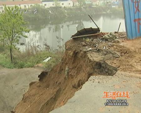 奥林花园小区车库门口塌陷深坑