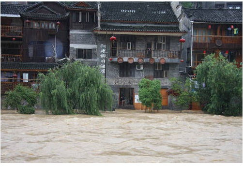 凤凰古城遭暴雨 部分景点被水淹
