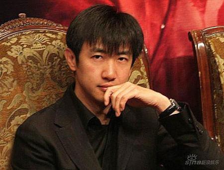 导演鄢颇街头遇袭身中数刀重伤