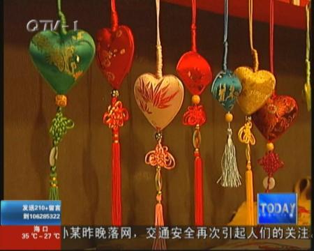 端午到  艾蒿五彩绳成为新时尚