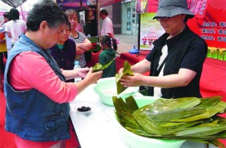 街头包粽子 请孤寡老人品尝