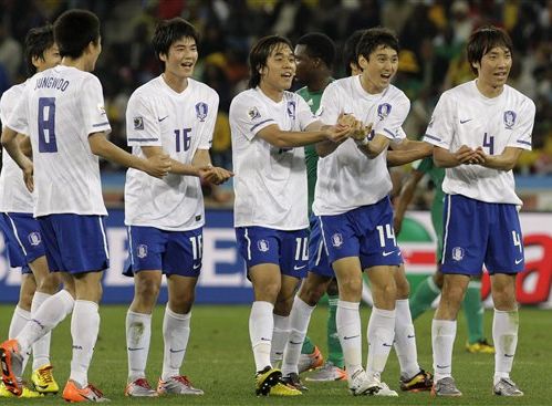 韩国用一场平局挺进淘汰赛  球员摇篮动作庆祝