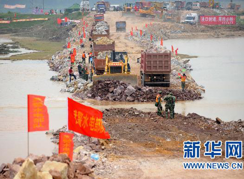 关注汛情：江西唱凯堤决堤口合龙顺利进行