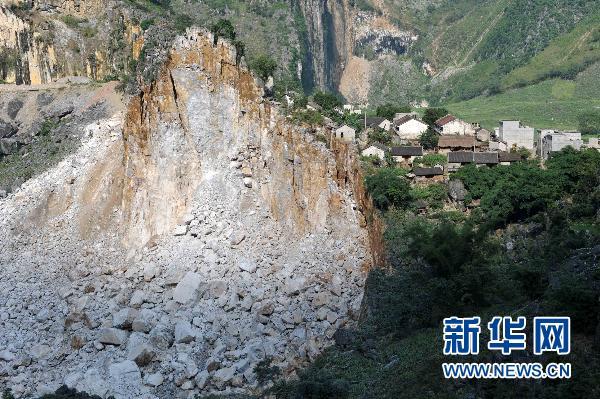广西凌云一村屯山体崩塌 近400名瑶胞被紧急转移