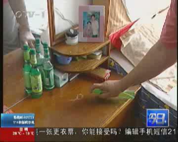 实木桌掉漆　花露水惹的祸？