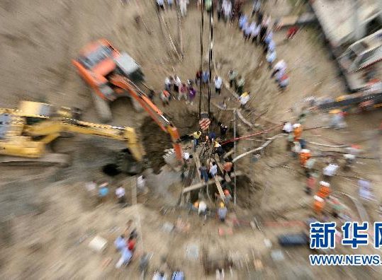 江苏南通一男童坠井近20小时成功获救