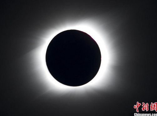 数千游客涌入复活节岛观看南太平洋日全食