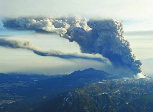 日本活火山27日以来持续喷发，积灰五厘米