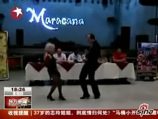 七旬老妇参加世界舞蹈大赛摔倒无恙