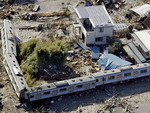 日本地震海啸后，列车冲入民居
