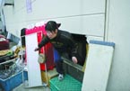 女孩狂奔20分钟躲过海啸 眼看有人被水吞没