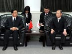 胡锦涛前往日本驻华使馆吊唁地震遇难者