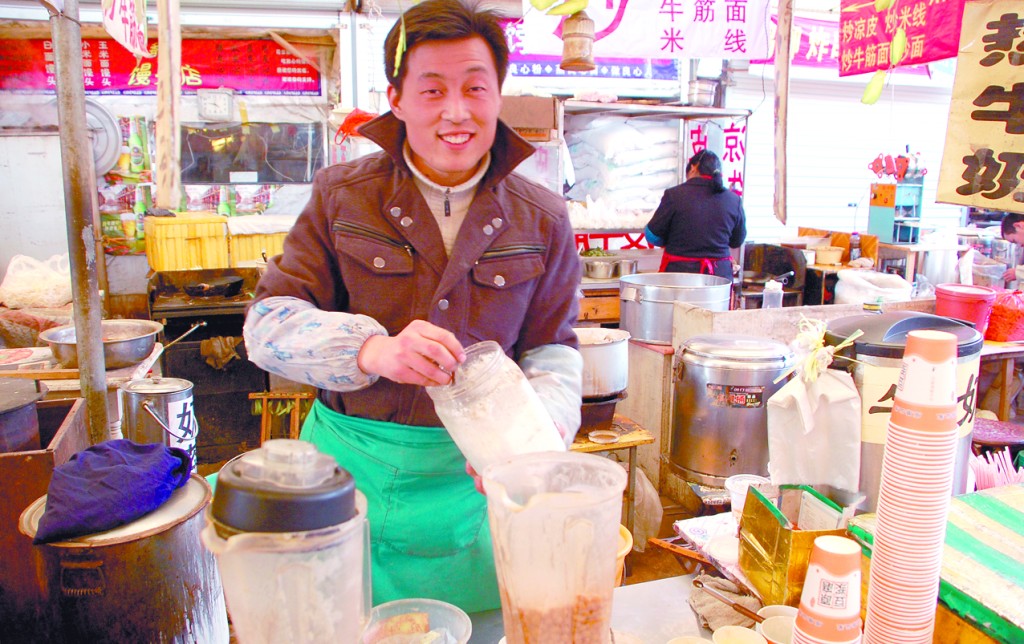 豆腐哥歌声揽生意 月收入过万_豆腐哥 收入