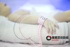 宝宝吃奶被妈妈乳房压住鼻孔夭折