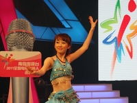 小美女表演肚皮舞