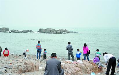 18名游客被困海中礁石 蛙人出动潜海营救